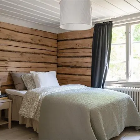 Praestgarden I Lantlig Miljoe Med Fyra Sovrum, Dusch, Koek Och Vardagsrum Knivsta  Exterior photo