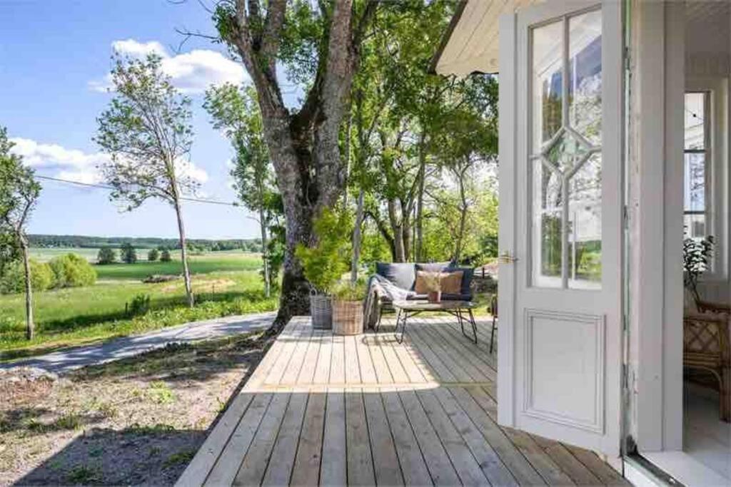 Praestgarden I Lantlig Miljoe Med Fyra Sovrum, Dusch, Koek Och Vardagsrum Villa Knivsta (Knivsta)